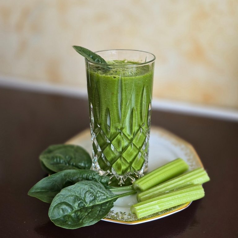 Spinatsmoothie hilft bei der Gewichtsabnahme und versorgt den Körper mit dem bioverfügbaren Eiweiß